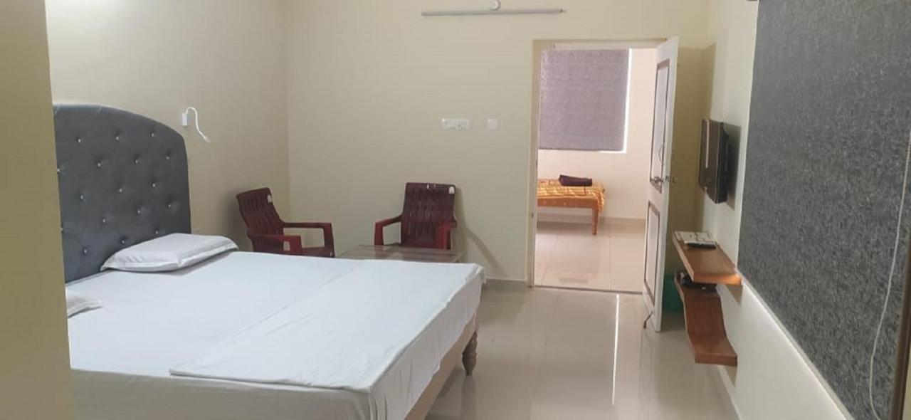 Srinivasa Hotel Tirupati Luaran gambar