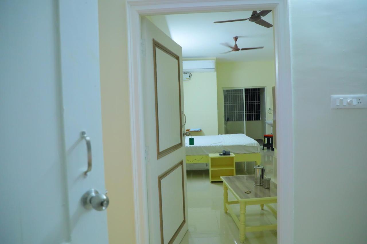 Srinivasa Hotel Tirupati Luaran gambar