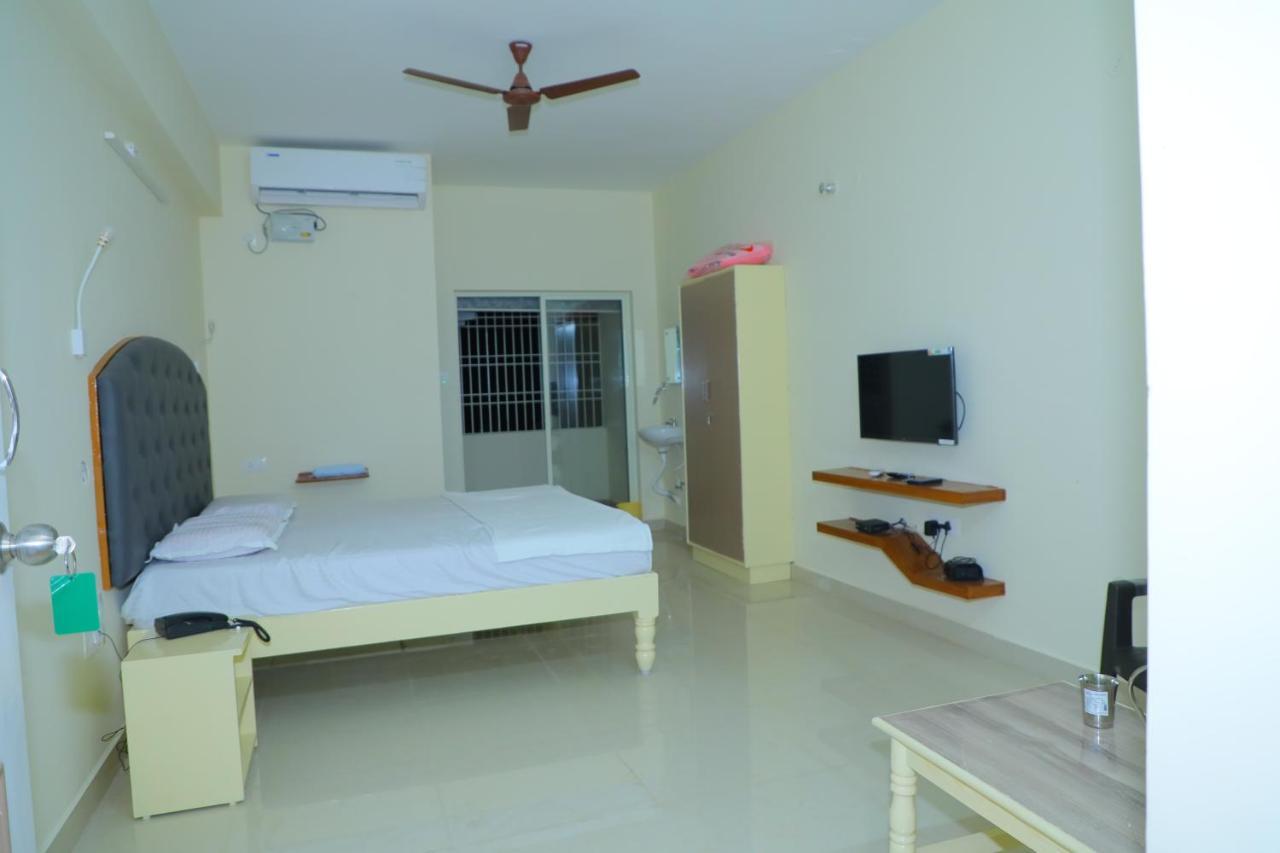 Srinivasa Hotel Tirupati Luaran gambar