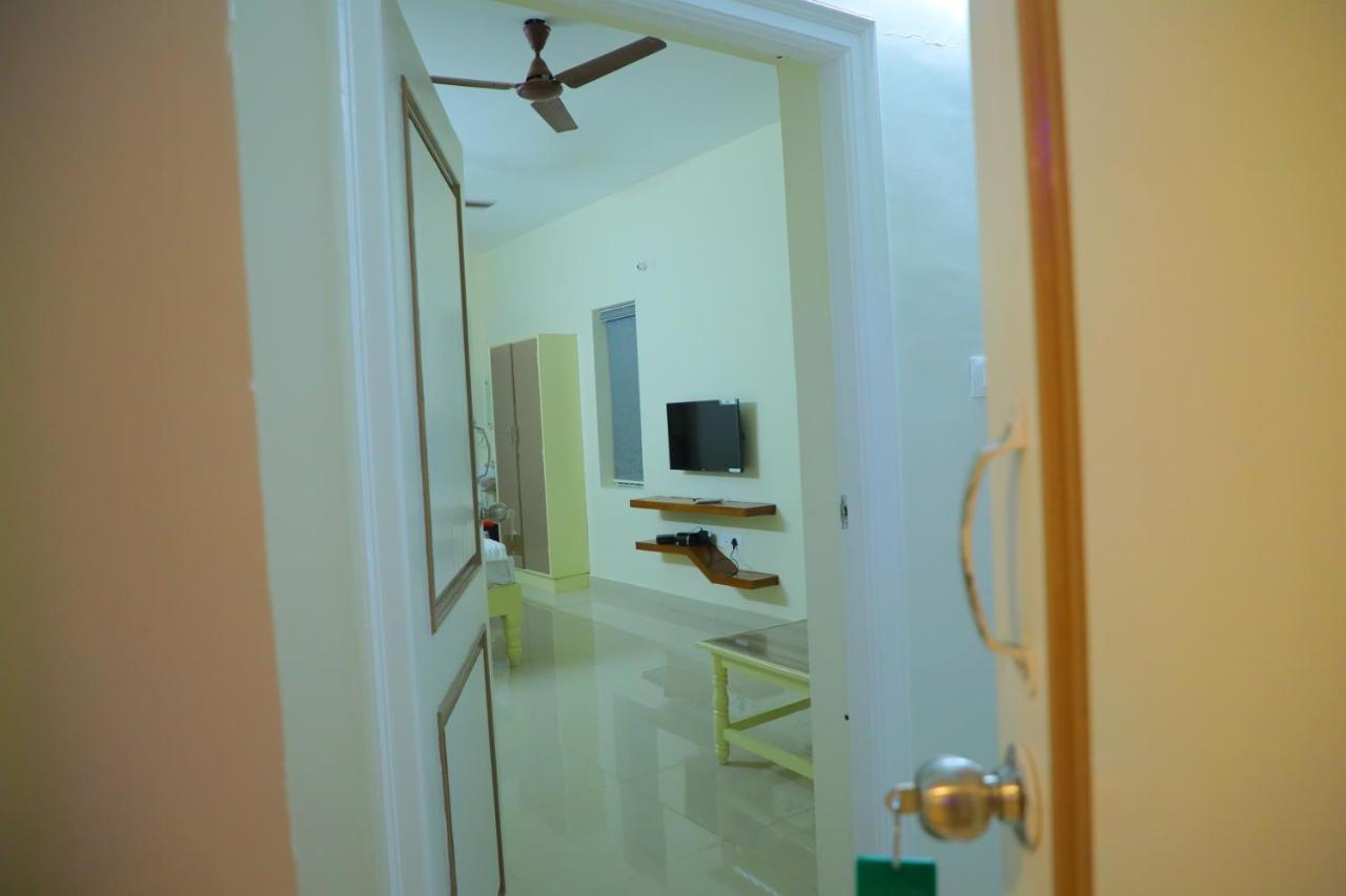 Srinivasa Hotel Tirupati Luaran gambar