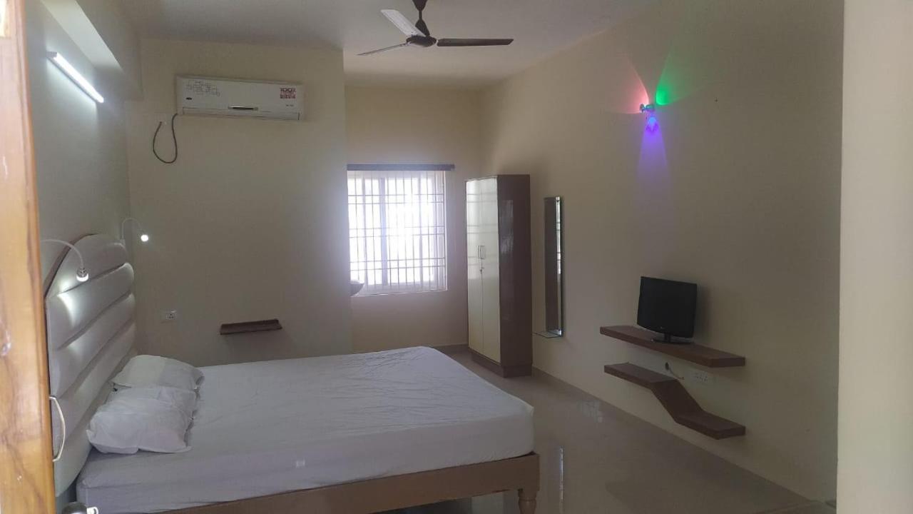 Srinivasa Hotel Tirupati Luaran gambar