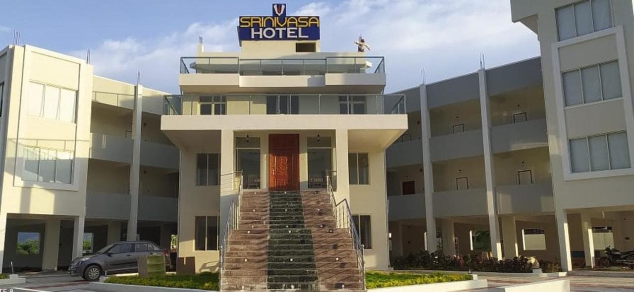 Srinivasa Hotel Tirupati Luaran gambar