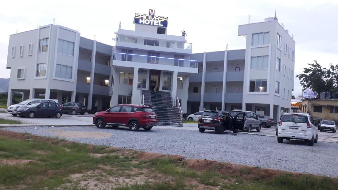 Srinivasa Hotel Tirupati Luaran gambar