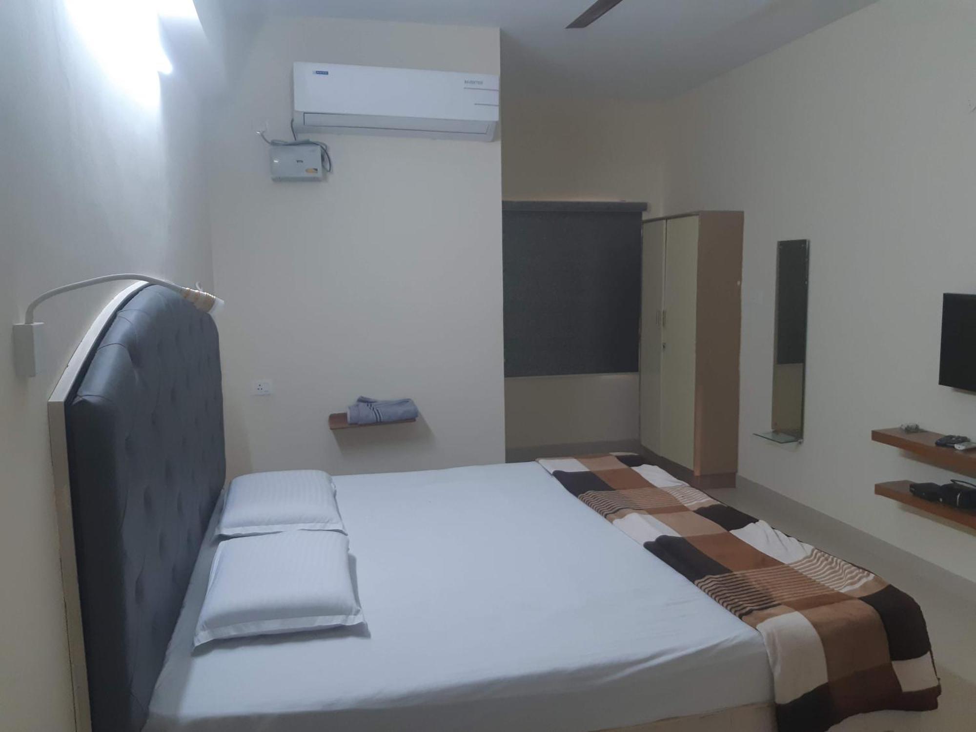 Srinivasa Hotel Tirupati Luaran gambar