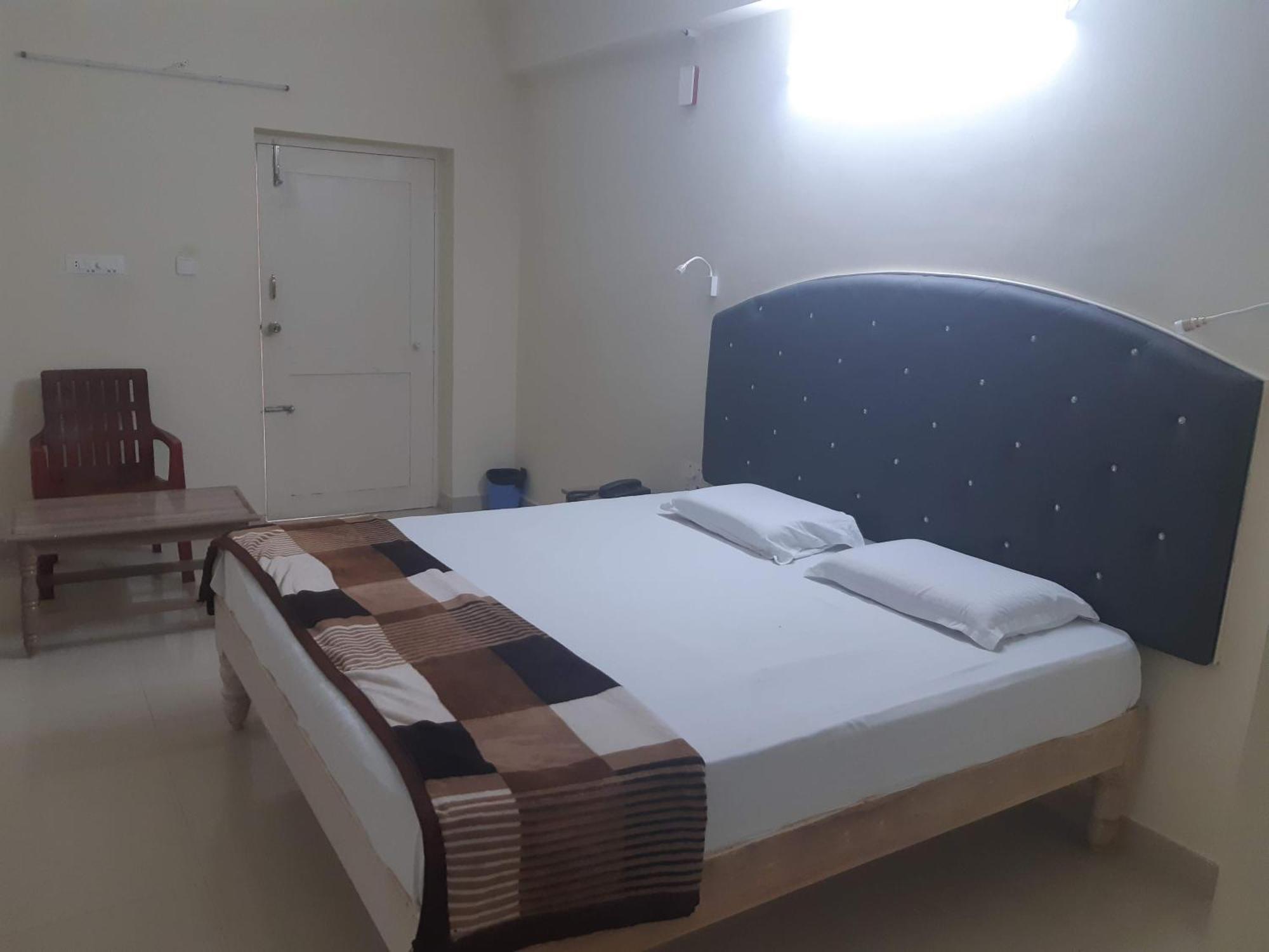 Srinivasa Hotel Tirupati Luaran gambar