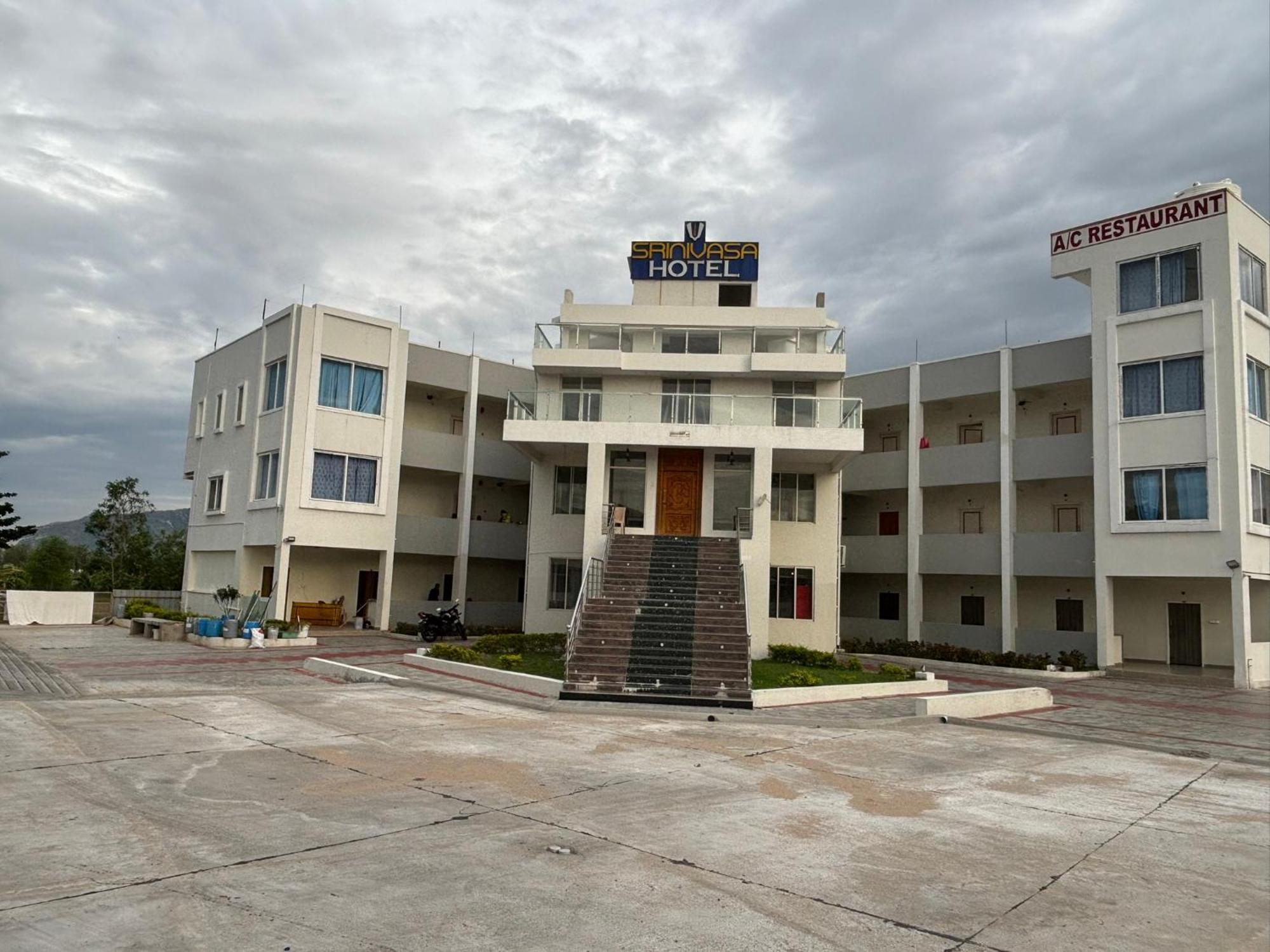 Srinivasa Hotel Tirupati Luaran gambar