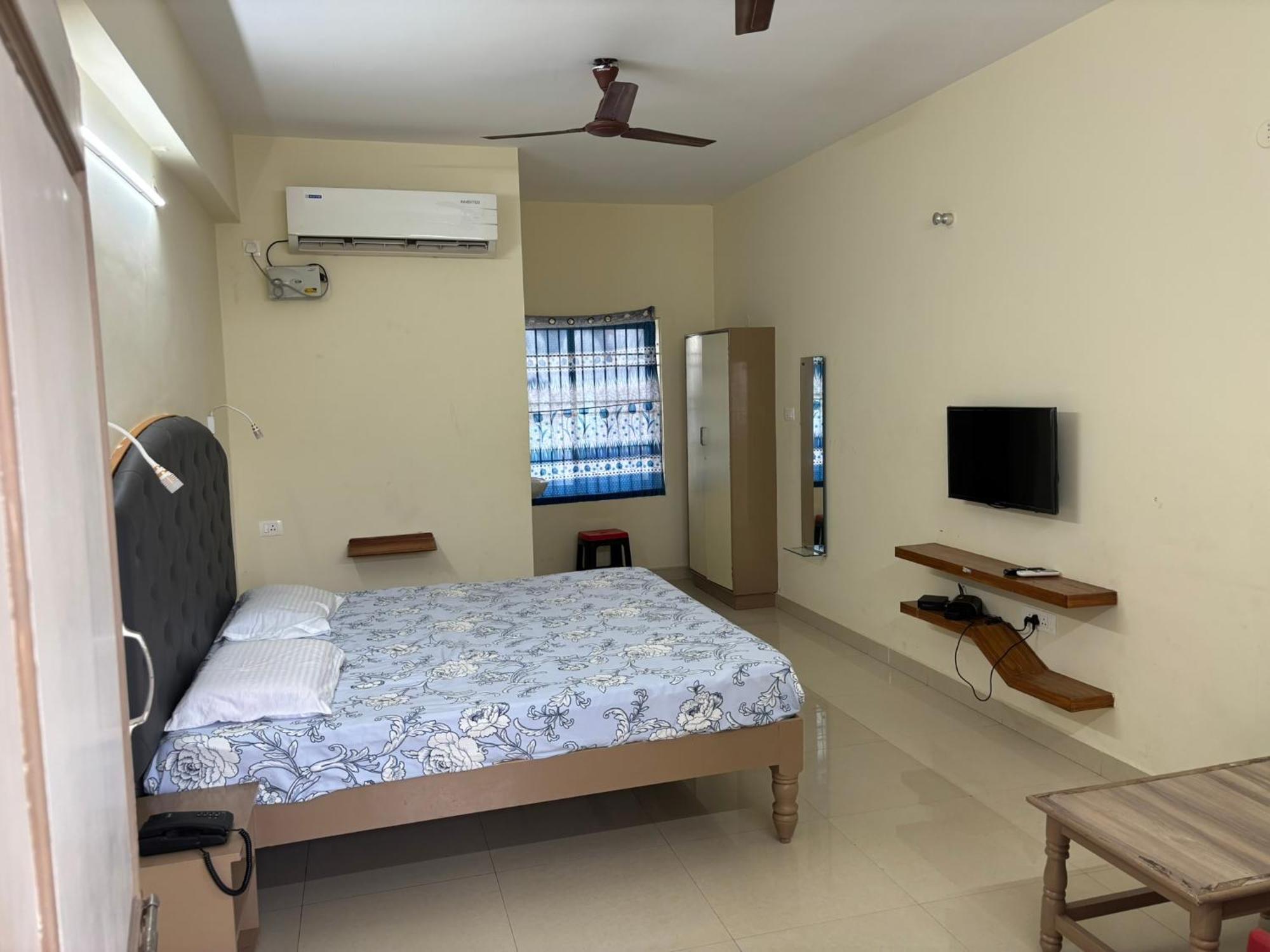Srinivasa Hotel Tirupati Luaran gambar