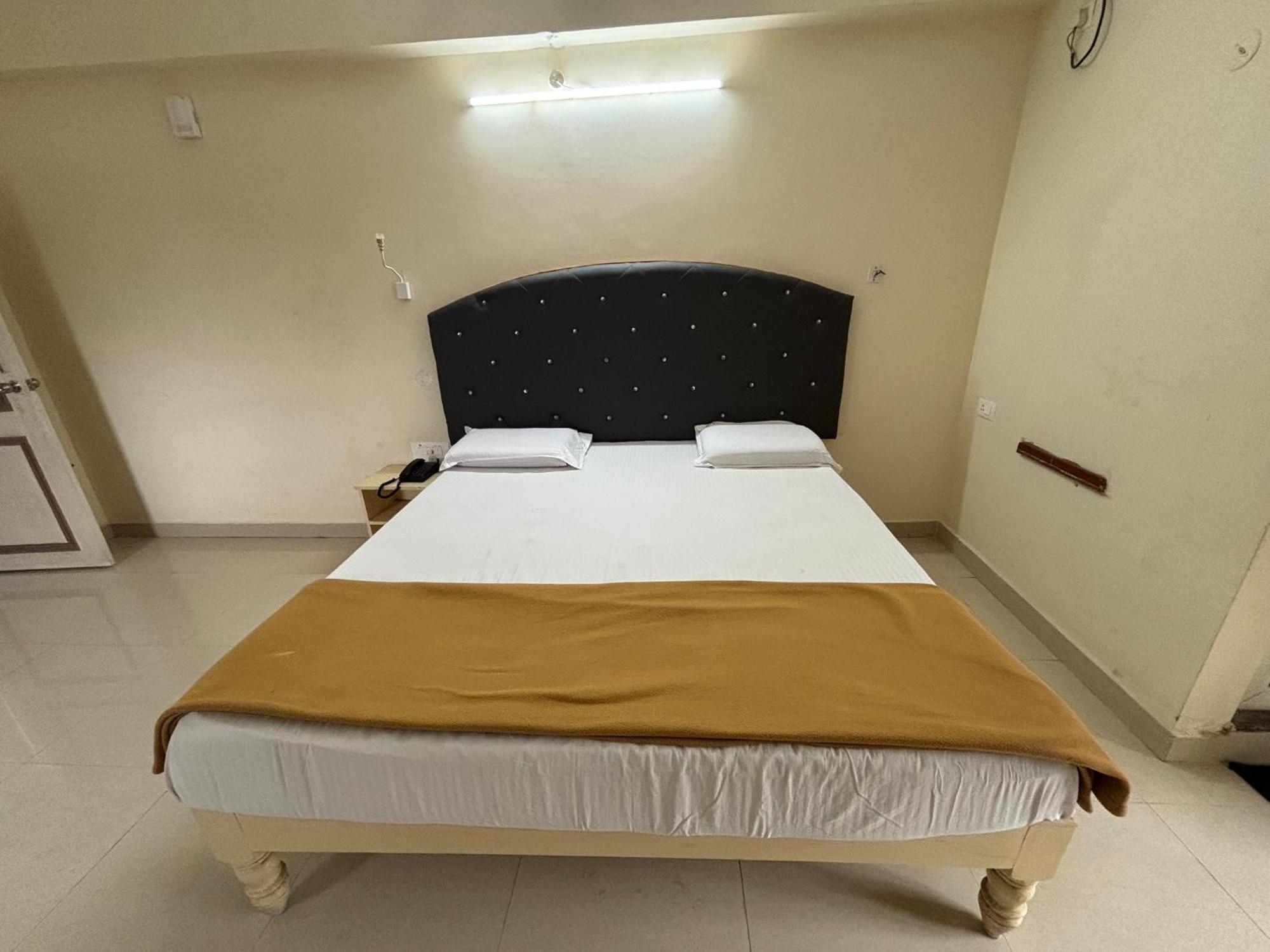 Srinivasa Hotel Tirupati Luaran gambar