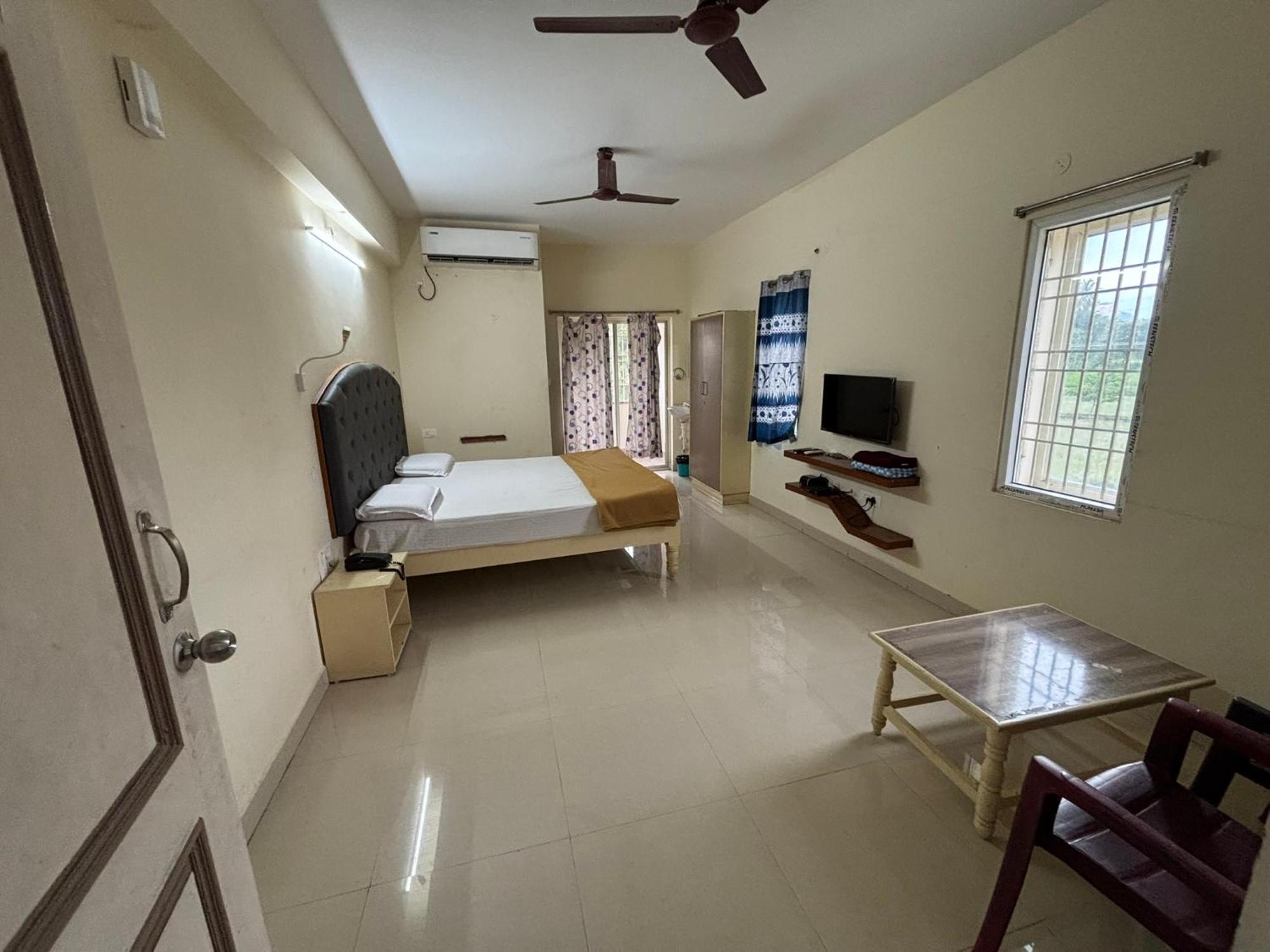 Srinivasa Hotel Tirupati Luaran gambar