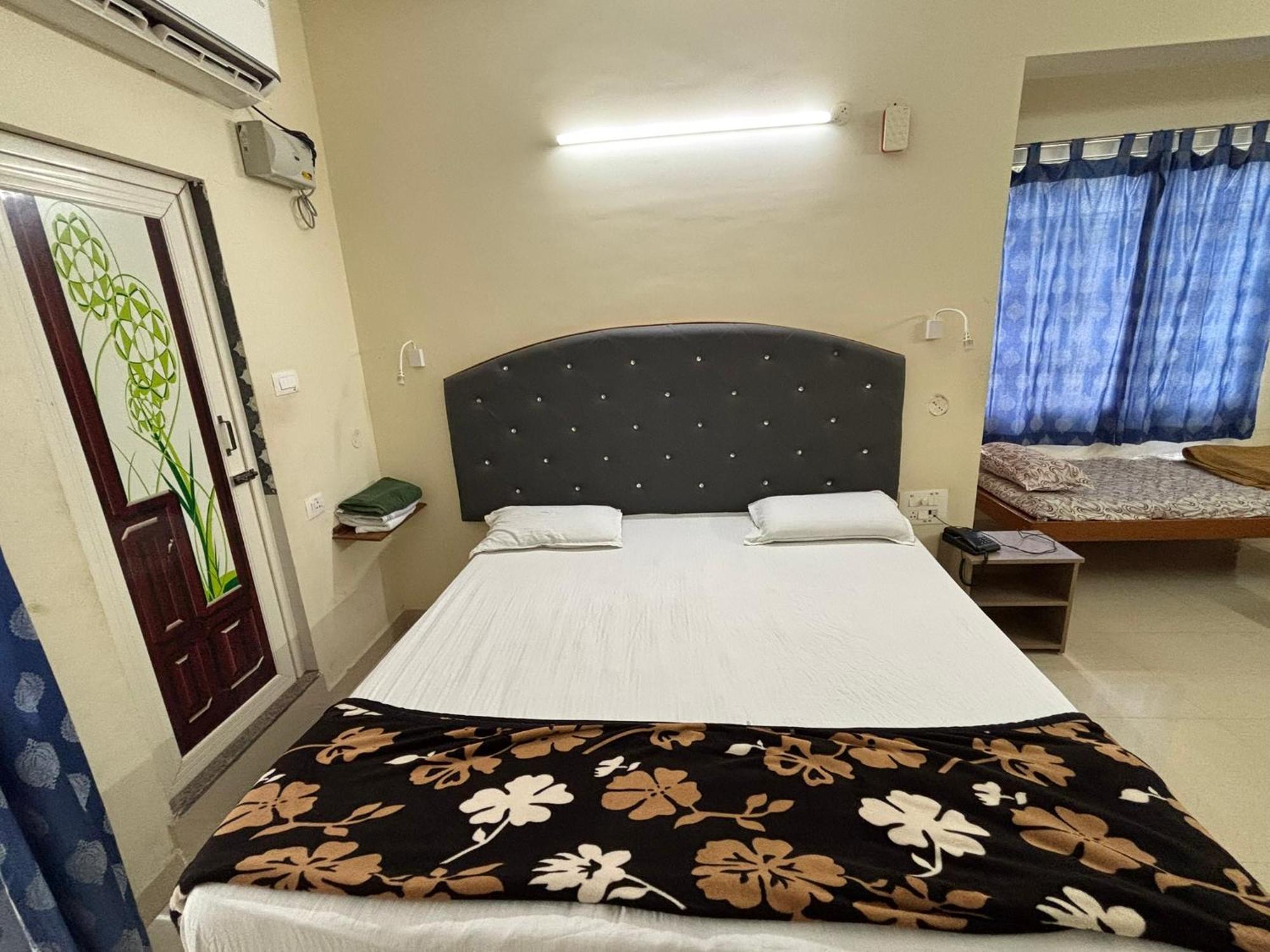 Srinivasa Hotel Tirupati Luaran gambar