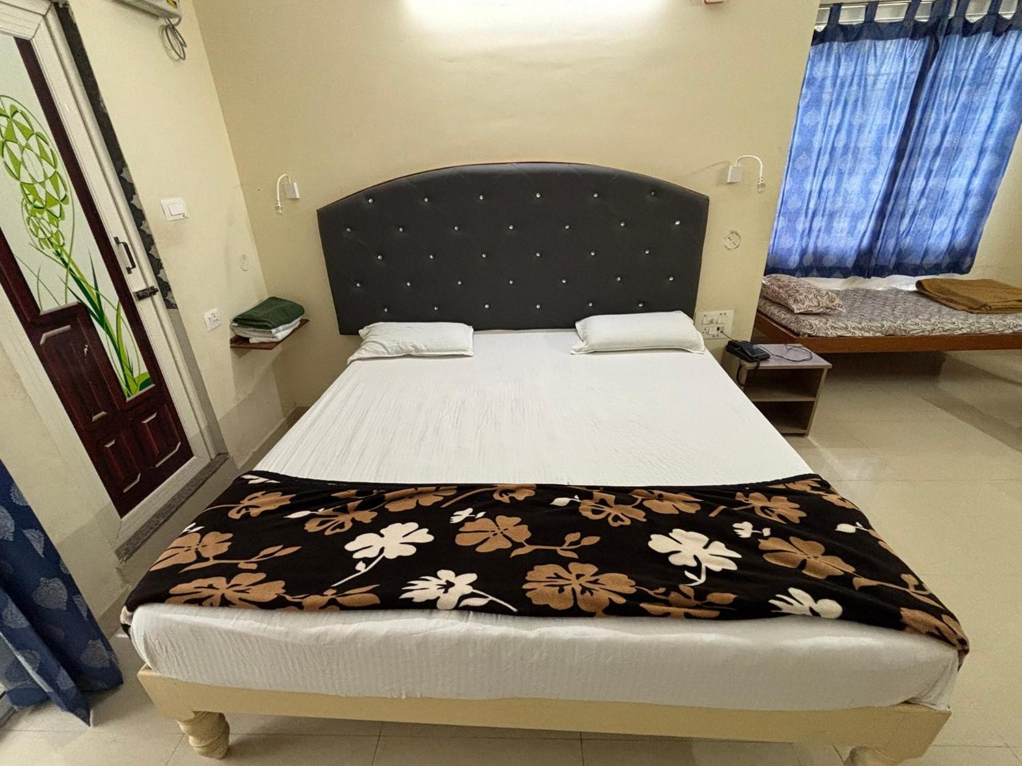 Srinivasa Hotel Tirupati Luaran gambar