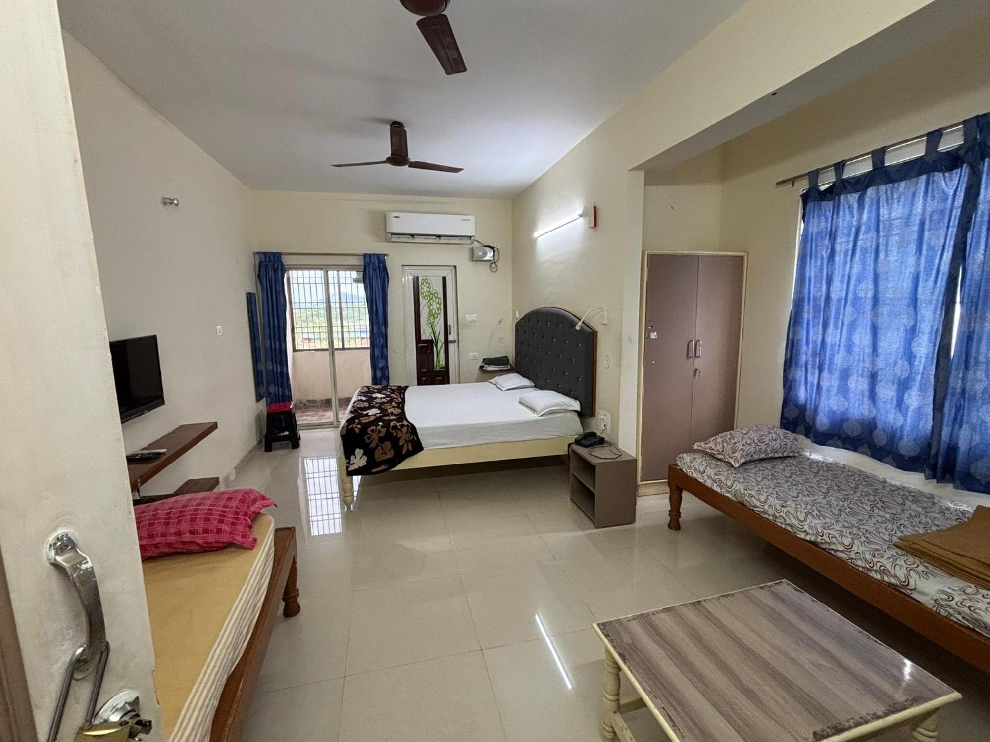 Srinivasa Hotel Tirupati Luaran gambar